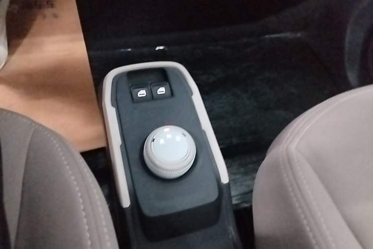 Used Chery QQ Ice Cream 2024 Edition Youth Version 205km Sundae Gear Lever
