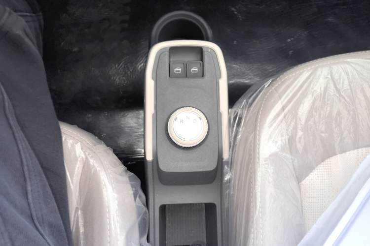 Used Chery QQ Ice Cream 2024 Edition Youth Version 205km Sundae Gear Lever