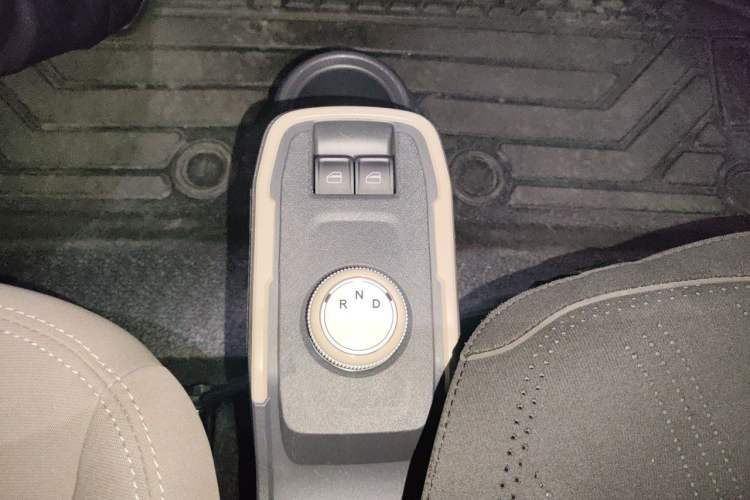 Used Chery QQ Ice Cream 2024 Edition Youth Version 205km Sundae Gear Lever