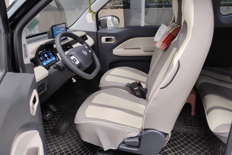 Used Chery QQ Ice Cream 2024 Youth Edition 205km Milkshake Interior 3