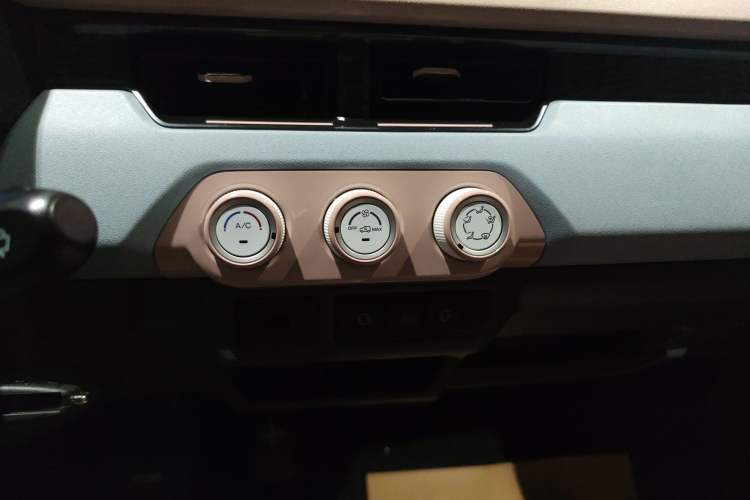 Used Chery QQ Ice Cream 2025 Model 205km Sundae Edition Audio And AC Panel
