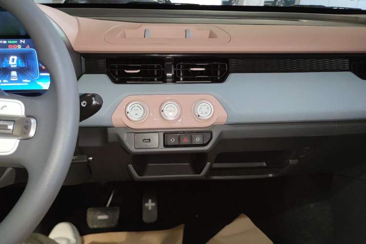 Used Chery QQ Ice Cream 2025 Model 205km Sundae Edition Audio And AC Panel