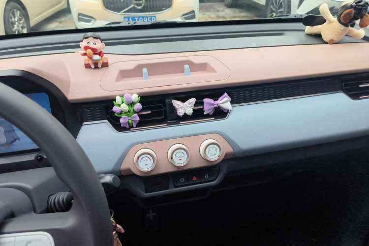 Used Chery QQ Ice Cream 2025 Model 205km Sundae Edition Audio And AC Panel