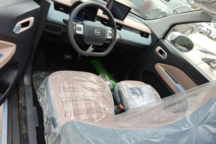 Used Chery QQ Ice Cream 2025 205km Qi Energy Version Center Console