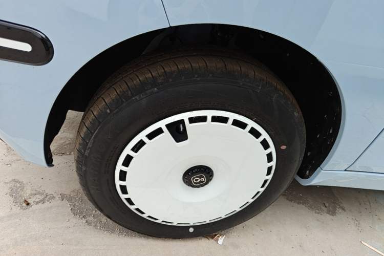 Used Chery QQ Ice Cream 2025 205km Qi Energy Version Left Front Wheel Hub