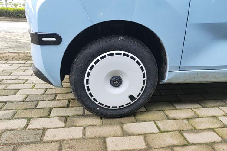 Used Chery QQ Ice Cream 2025 205km Qi Energy Version Left Front Wheel Hub