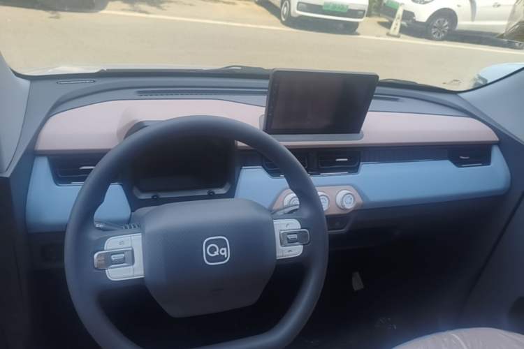 Used Chery QQ Ice Cream 2025 205km Qi Energy Version Center Console