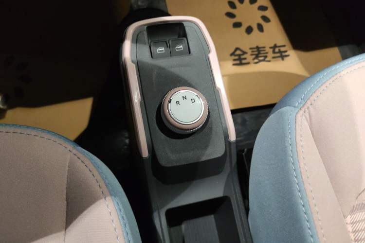 Used Chery QQ Ice Cream 2025 Model 205km Sundae Edition Gear Lever