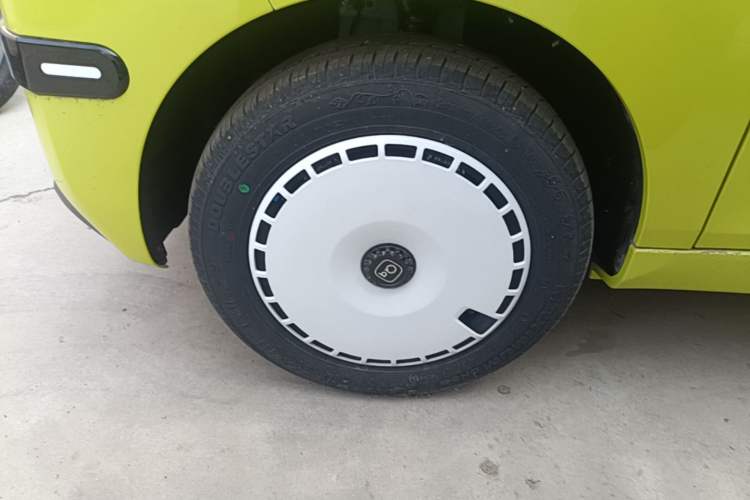 Used Chery QQ Ice Cream 2025 205km Qi Energy Version Left Front Wheel Hub