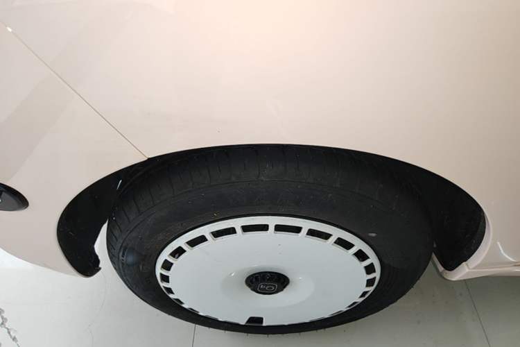 Used Chery QQ Ice Cream 2025 205km Qi Energy Version Left Front Wheel Hub