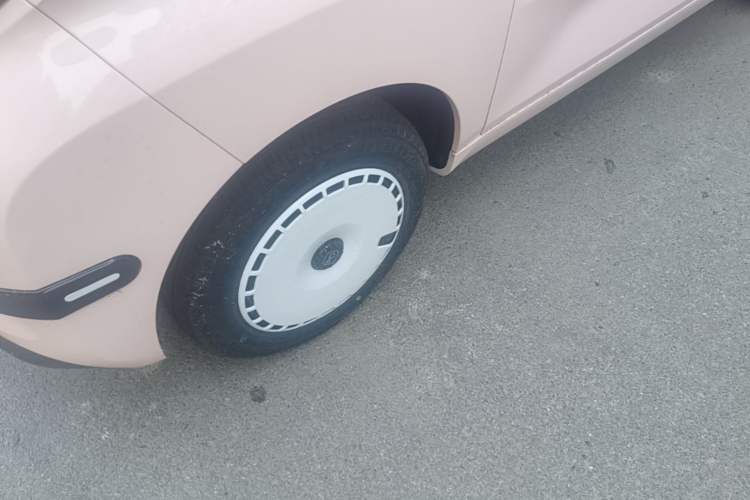 Used Chery QQ Ice Cream 2025 205km Qi Energy Version Left Front Wheel Hub