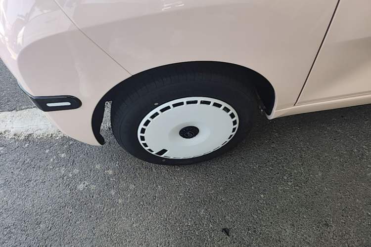 Used Chery QQ Ice Cream 2025 205km Qi Energy Version Left Front Wheel Hub