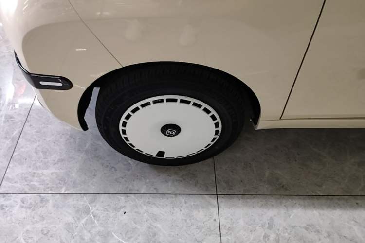Used Chery QQ Ice Cream 2025 155km Sundae Edition Left Front Wheel Hub
