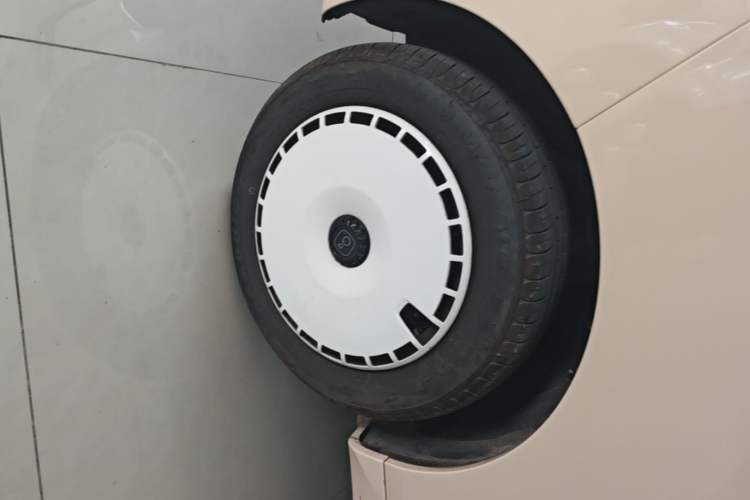 Used Chery QQ Ice Cream 2025 Model 205km Sundae Edition Left Front Wheel Hub