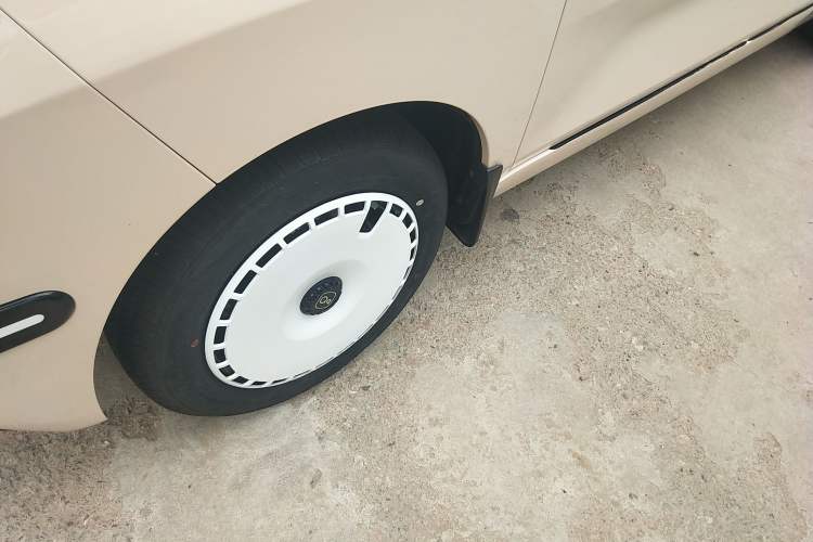 Used Chery QQ Ice Cream 2025 205km Qi Energy Version Left Front Wheel Hub