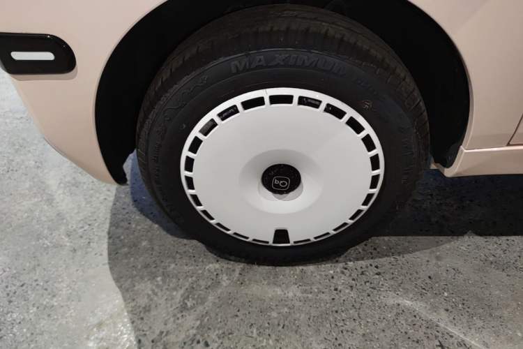 Used Chery QQ Ice Cream 2025 Model 205km Sundae Edition Left Front Wheel Hub