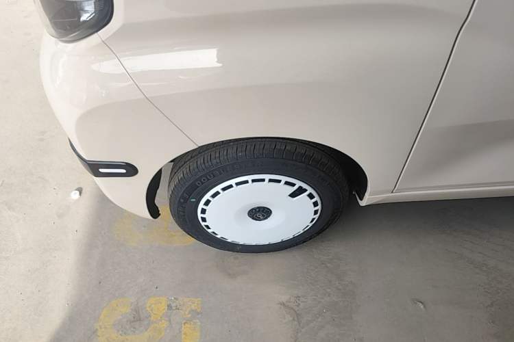 Used Chery QQ Ice Cream 2025 205km Qi Energy Version Left Front Wheel Hub