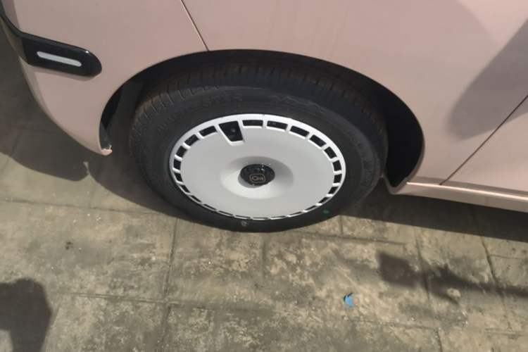 Used Chery QQ Ice Cream 2025 205km Qi Energy Version Left Front Wheel Hub