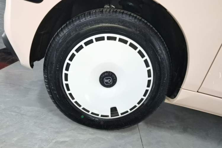 Used Chery QQ Ice Cream 2025 205km Qi Energy Version Left Front Wheel Hub