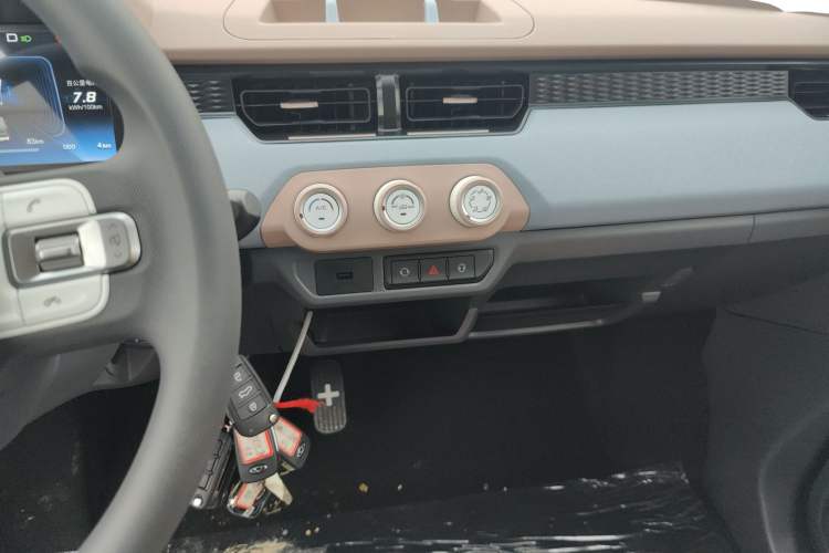 Used Chery QQ Ice Cream 2025 Model 205km Sundae Edition Audio And AC Panel