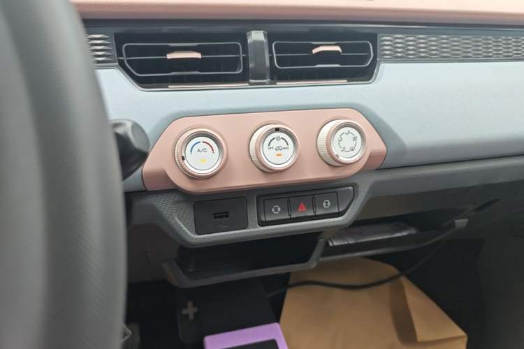 Used Chery QQ Ice Cream 2025 Model 205km Sundae Edition Audio And AC Panel