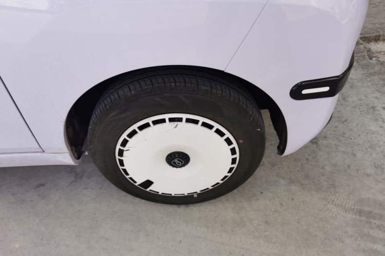 Used Chery QQ Ice Cream 2025 155km Sundae Edition Right Front Wheel Hub
