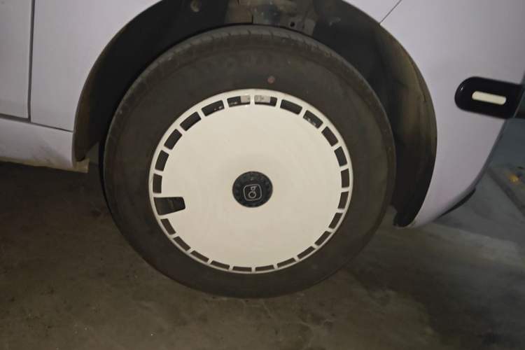 Used Chery QQ Ice Cream 2025 205km Qi Energy Version Right Front Wheel Hub