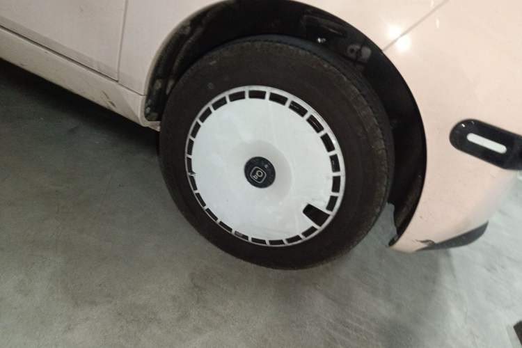 Used Chery QQ Ice Cream 2025 205km Qi Energy Version Right Front Wheel Hub