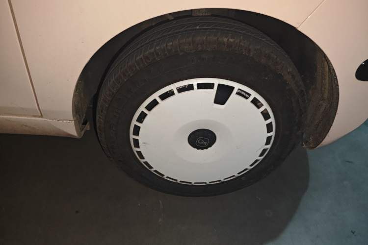 Used Chery QQ Ice Cream 2025 205km Qi Energy Version Right Front Wheel Hub