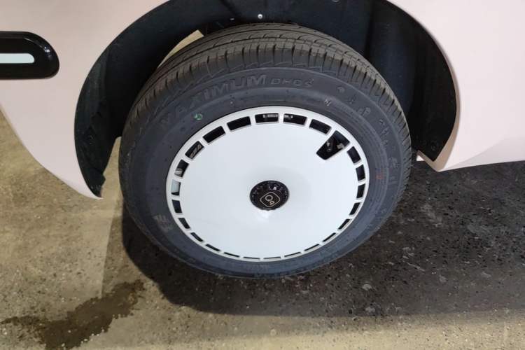 Used Chery QQ Ice Cream 2025 Model 205km Sundae Edition Right Rear Wheel Hub