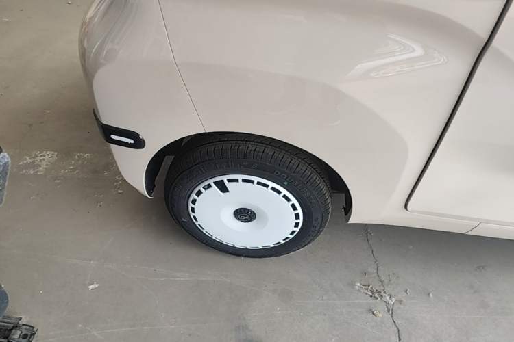 Used Chery QQ Ice Cream 2025 205km Qi Energy Version Right Rear Wheel Hub