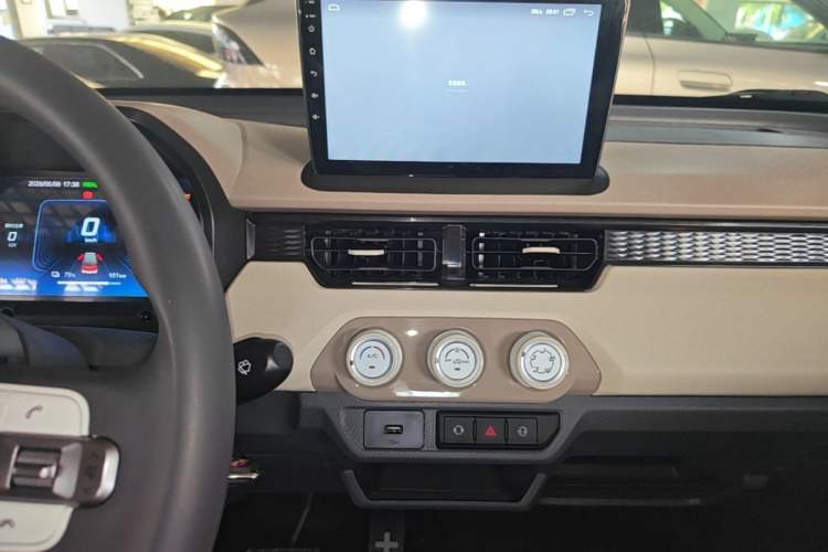 Used Chery QQ Ice Cream 2025 205km Qi Energy Version Audio And AC Panel