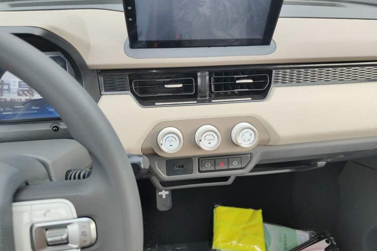 Used Chery QQ Ice Cream 2025 205km Qi Energy Version Audio And AC Panel