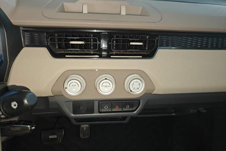 Used Chery QQ Ice Cream 2025 Model 205km Sundae Edition Audio And AC Panel