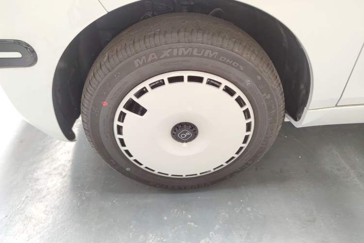 Used Chery QQ Ice Cream 2025 205km Qi Energy Version Left Front Wheel Hub