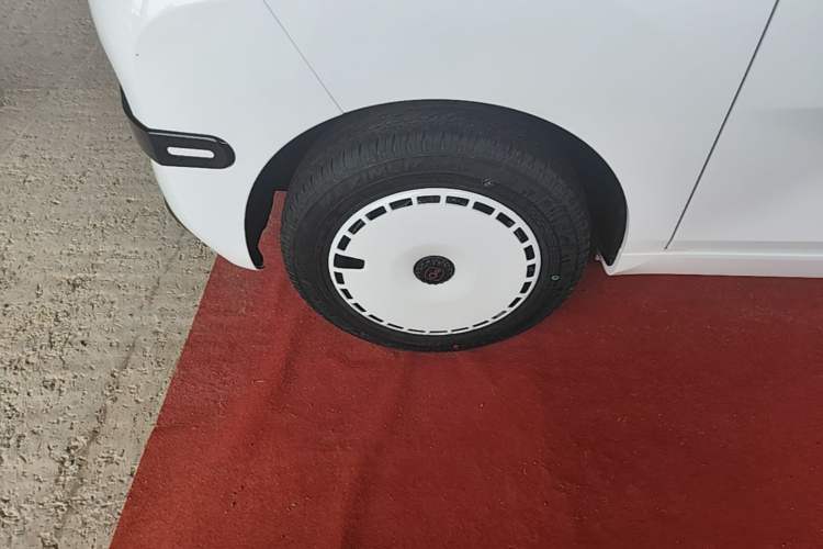 Used Chery QQ Ice Cream 2025 205km Qi Energy Version Left Front Wheel Hub
