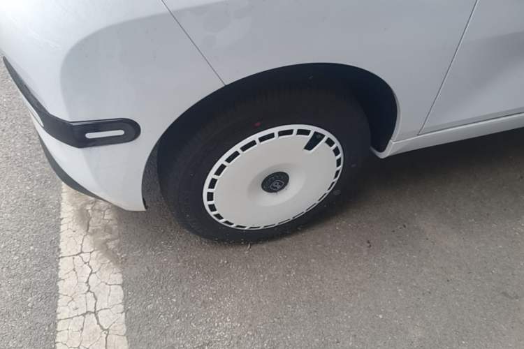Used Chery QQ Ice Cream 2025 205km Qi Energy Version Left Front Wheel Hub