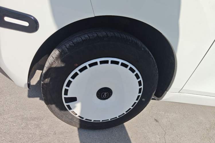 Used Chery QQ Ice Cream 2025 205km Qi Energy Version Left Front Wheel Hub