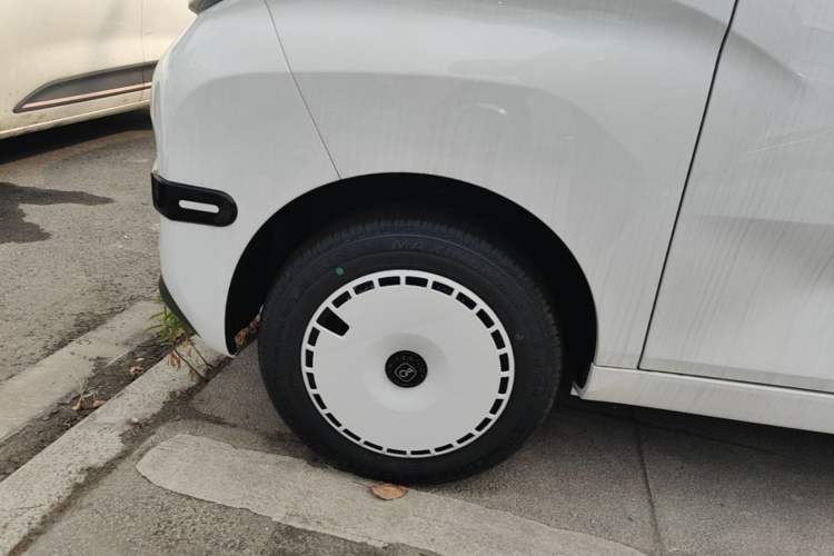 Used Chery QQ Ice Cream 2025 205km Qi Energy Version Left Front Wheel Hub