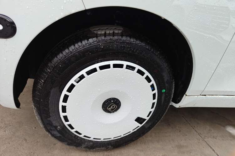 Used Chery QQ Ice Cream 2025 205km Qi Energy Version Left Front Wheel Hub