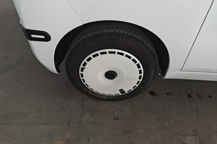 Used Chery QQ Ice Cream 2025 Model 205km Sundae Edition Left Front Wheel Hub