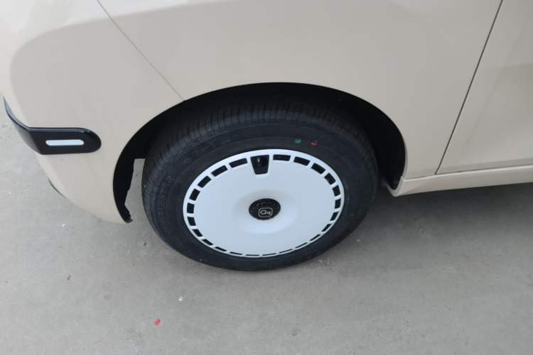 Used Chery QQ Ice Cream 2025 205km Qi Energy Version Left Front Wheel Hub