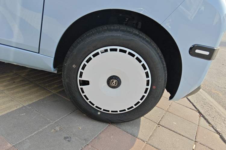 Used Chery QQ Ice Cream 2025 205km Qi Energy Version Right Front Wheel Hub