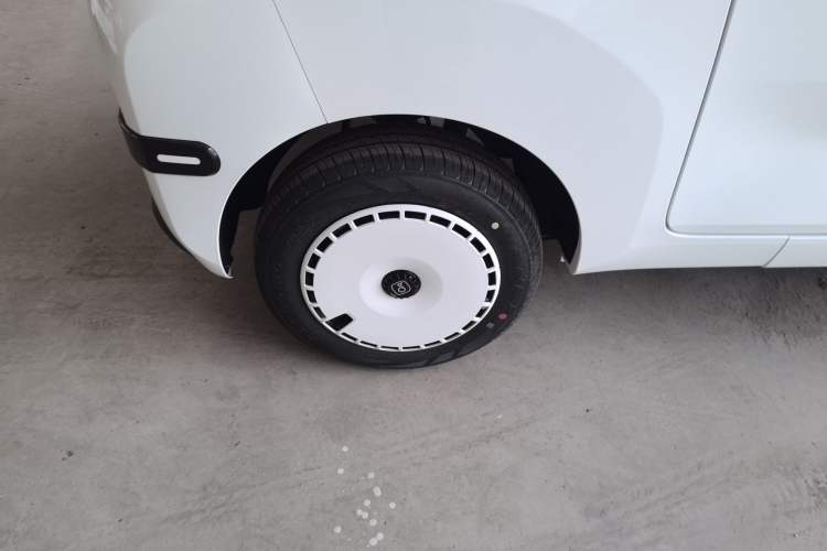 Used Chery QQ Ice Cream 2025 205km Qi Energy Version Right Rear Wheel Hub
