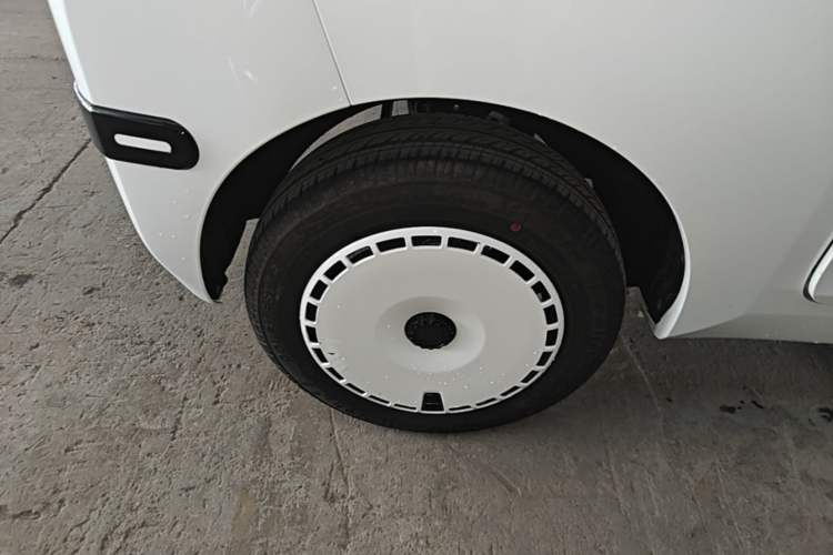 Used Chery QQ Ice Cream 2025 Model 205km Sundae Edition Right Rear Wheel Hub