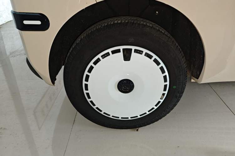 Used Chery QQ Ice Cream 2025 205km Qi Energy Version Right Rear Wheel Hub