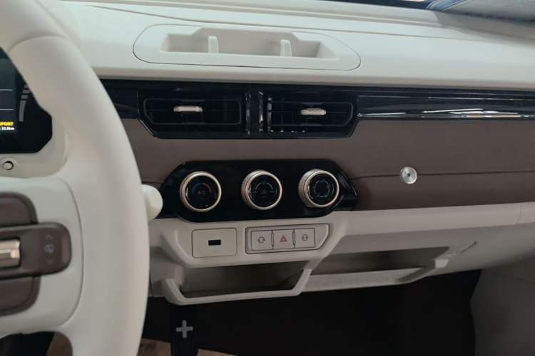 Used Chery QQ Ice Cream 2026 Model British Edition Audio And AC Panel