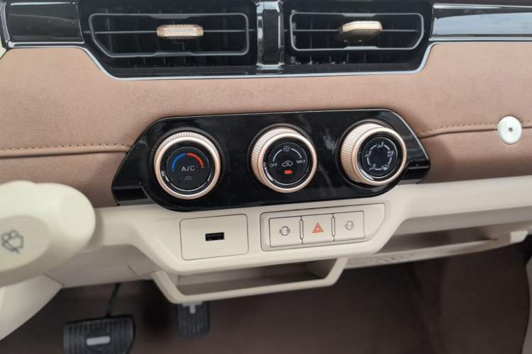 Used Chery QQ Ice Cream 2026 Model Sweet Fun Edition Audio And AC Panel