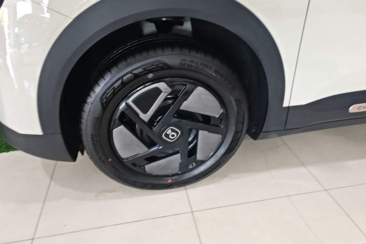 Used Chery QQ QQ3 EV 2026 Model 310 Passion Edition Left Front Wheel Hub