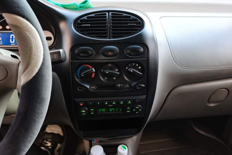 Used Chery QQ3 2012 Fashion Edition 1.0L Manual Champion Version Audio And AC Panel